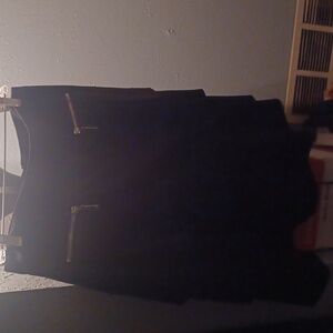 LARRY LEVINE SIZE 8 BLACK SKIRR